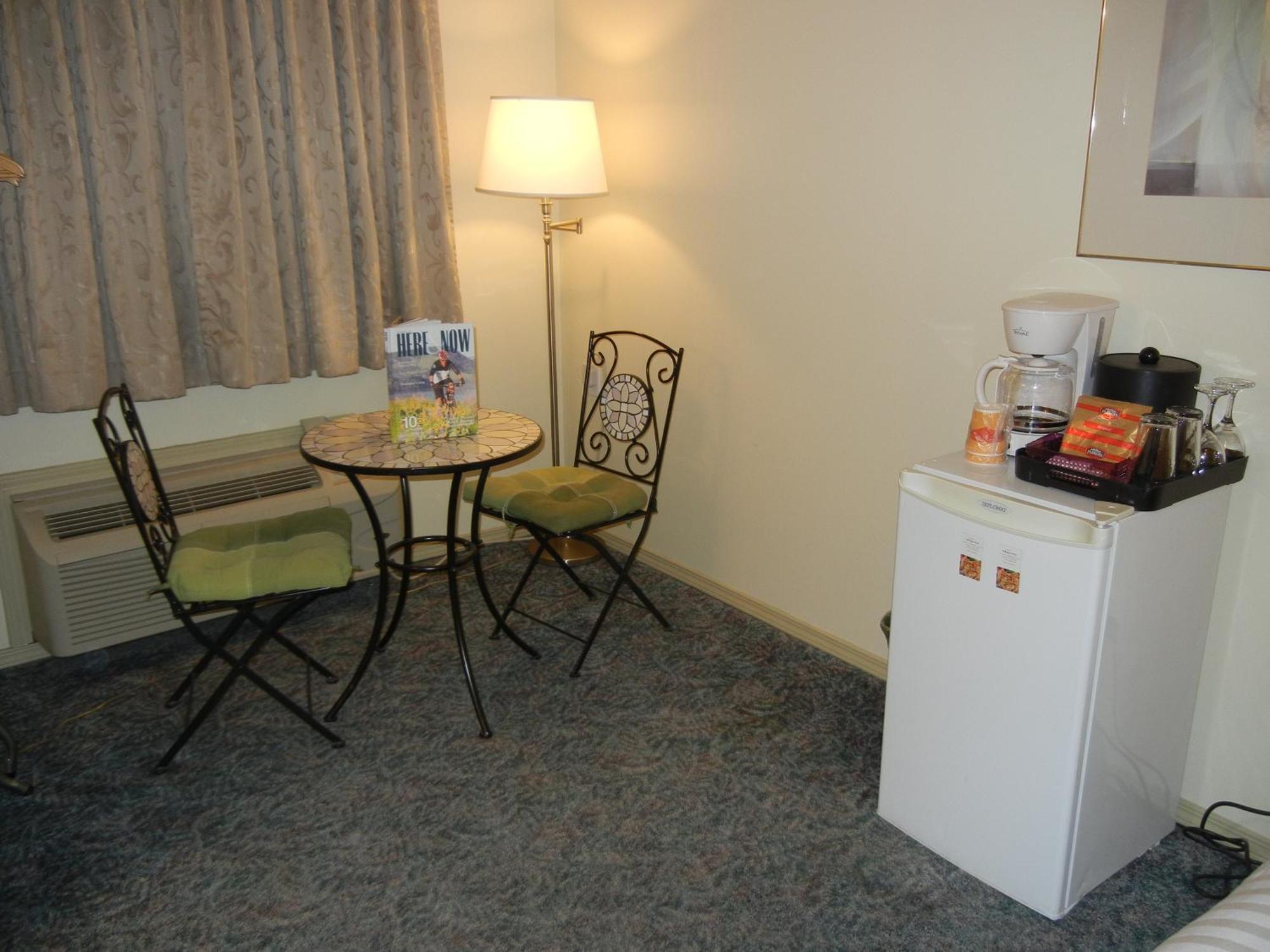 Slumber Lodge Penticton Room photo