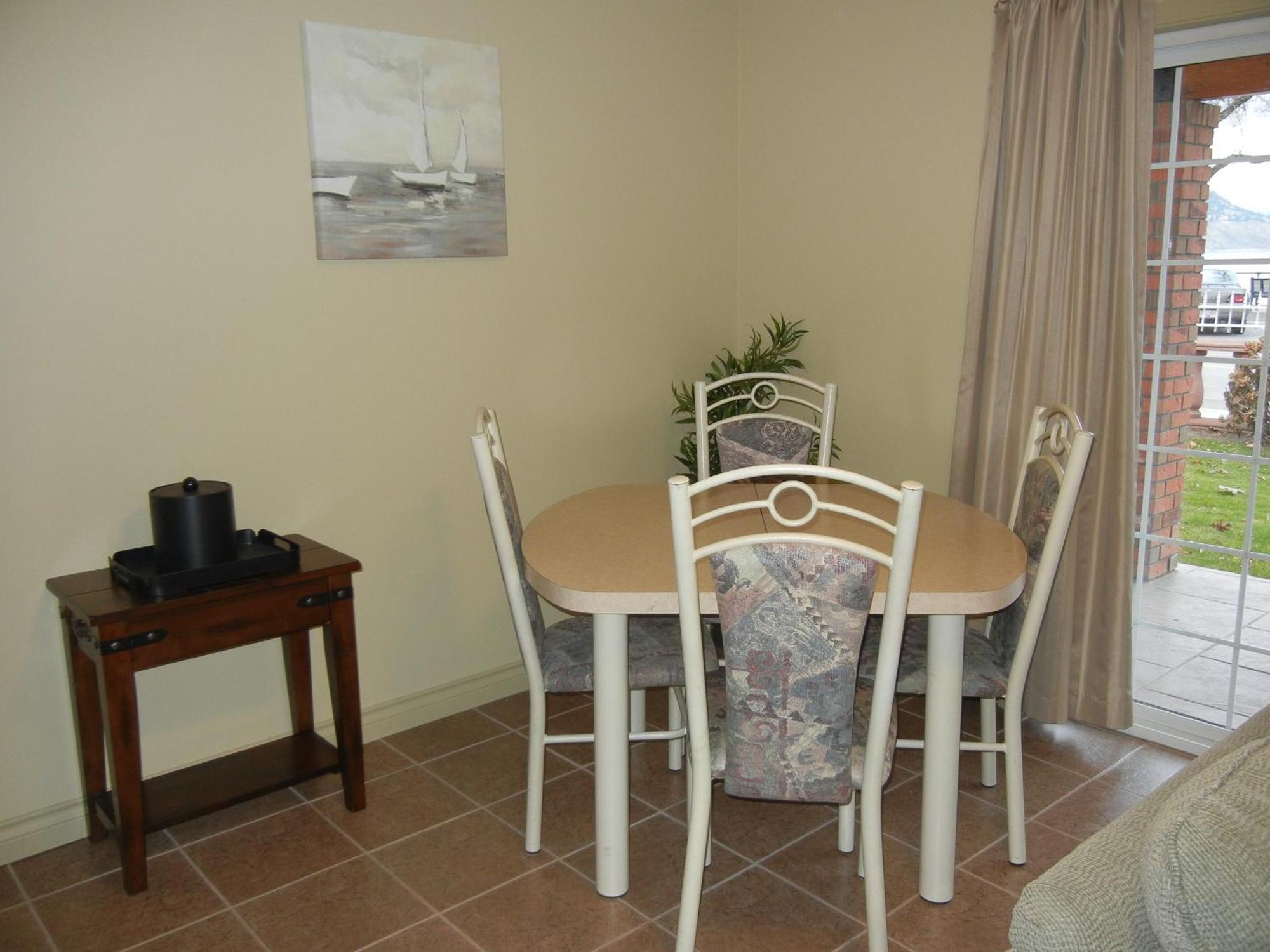 Slumber Lodge Penticton Room photo